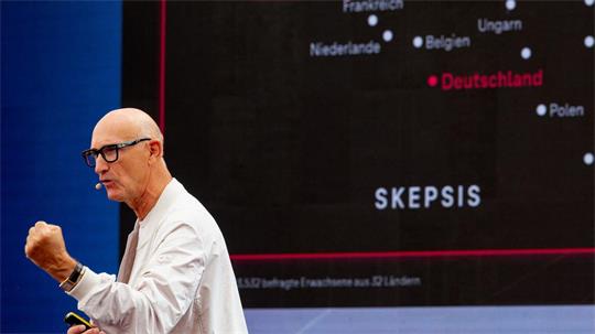 Telekom-Chef Tim Höttges warnt vor Pessimismus beim Thema KI.