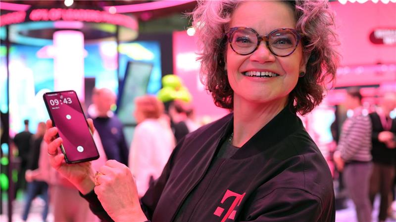 Telekom bringt KI-Phone heraus - Konkurrenz geht andere Wege Telekom-Vorständin Claudia Nemat hält große Stücke auf das neue Smartphone ihrer Firma.