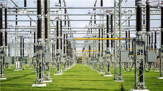 Tennet und die Jade Hochschule untersuchen, wie etwa Drohnen bei der Wartung und Reparatur von Stromnetzen und Umspannwerken helfen können. (Symbolbild)