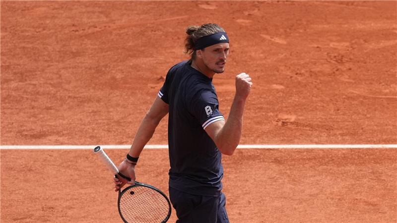 Tennis, Männer, Grand Slam, French Open, Halbfinale, Mensik (Tschechien) - Zverev (Deutschland): Alexander Zverev jubelt.