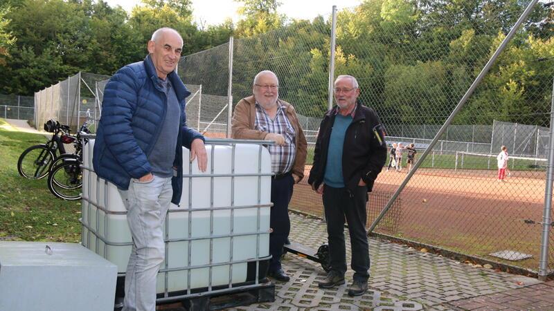 Liebenburger Tennissparte bestreitet Saison ohne Strom und Wasser Tennis-Spartenleiter Joachim Machunze, TSV-Vorsitzender Wolfgang Neef und Reiner Rost als langjähriger erster Vorsitzender des ehemaligen Tennisclub Liebenburg (TCL) hoffen, das sich in der nächsten Saison alles zum Besseren wendet.