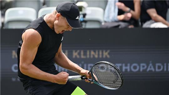 Tennis-Talent Justin Engel steht in Stuttgart im Achtelfinale. 