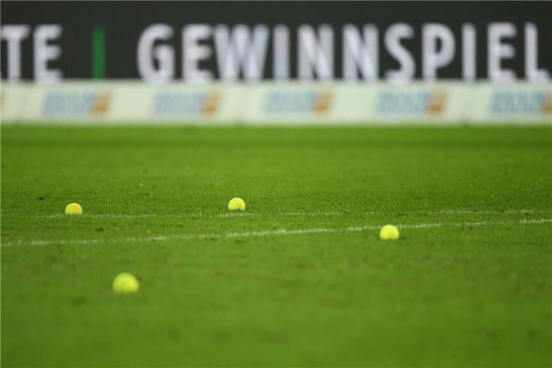 Zweitliga-Spiel in Hannover 20 Minuten unterbrochen Tennisbälle liegen auf dem Spielfeld.