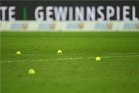 Tennisbälle liegen auf dem Spielfeld.