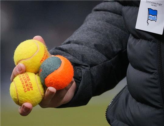 Tennisbälle wurden bei einem Spiel zwischen Hertha BSC und dem Hamburger SV von Fans aufs Spielfeld geworfen.