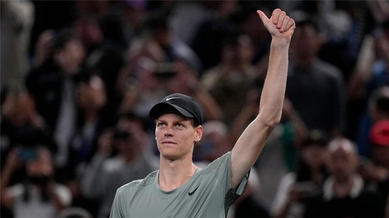 Tennisstar Jannik Sinner bejubelt den Finalsieg von Shanghai gegen Novak Djokovic