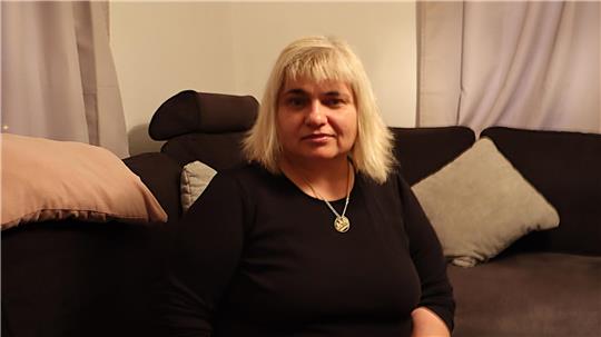 Tensile Acar sitzt auf einem Sofa.