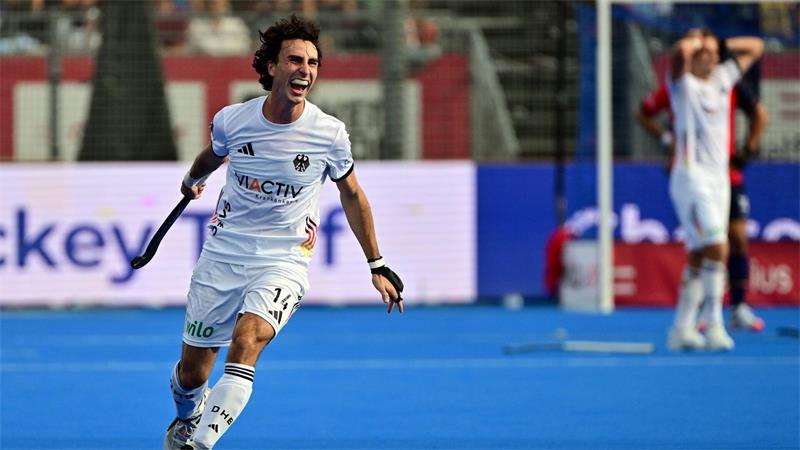 Vierter WM-Titel: Hockey-Herren feiern historischen Erfolg Teo Hinrichs rennt nach dem Abpfiff jubelnd über den Platz in der Hockey-Arena.