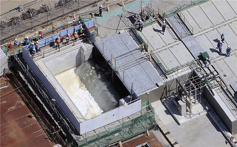 Japan beginnt Verklappung von Fukushima-Kühlwasser Tepco verdünnt das Kühlwasser so weit mit Meerwasser, dass die Tritiumkonzentration auf 1500 Becquerel pro Liter sinkt. Anschließend wird es über einen Unterwassertunnel im Pazifik verklappt.