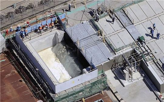 Tepco verdünnt das Kühlwasser so weit mit Meerwasser, dass die Tritiumkonzentration auf 1500 Becquerel pro Liter sinkt. Anschließend wird es über einen Unterwassertunnel im Pazifik verklappt.