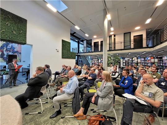 Termin in der Bibliothek der Hochschule in Wernigerode: Umweltstaatssekretär Steffen Eichner aus Magdeburg begrüßt die Gäste zur Auftaktveranstaltung der „Modellregion Harz“, die weitere Mitstreiter sucht. Foto: Stefanie Fuhrmann/Future-Forest-Initiative