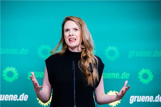 Terry Reintke, deutsche und europäische Spitzenkandidatin der Grünen für die Europawahl, spricht.