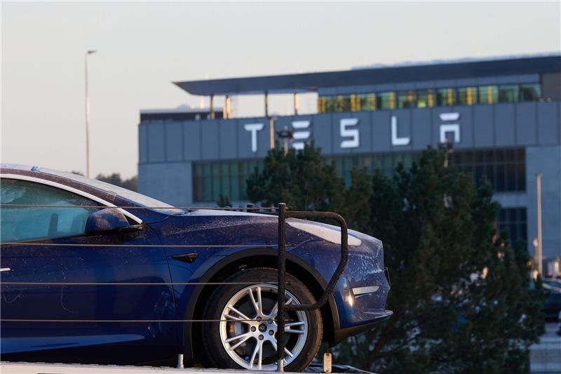 Tesla sagt Zusammenarbeit mit Betriebsrat zu Tesla-Autofabrik in Grünheide vor den Toren Berlins.