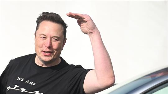 Tesla-Chef Elon Musk will das autonome Fahren ausbauen (Archivbild).