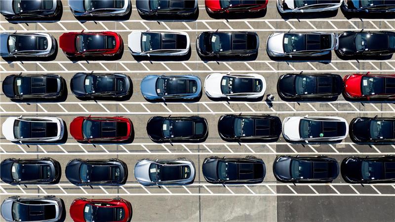 Tesla-Fahrzeuge stehen auf einem Firmengelände in Kalifornien. (Archivbild)