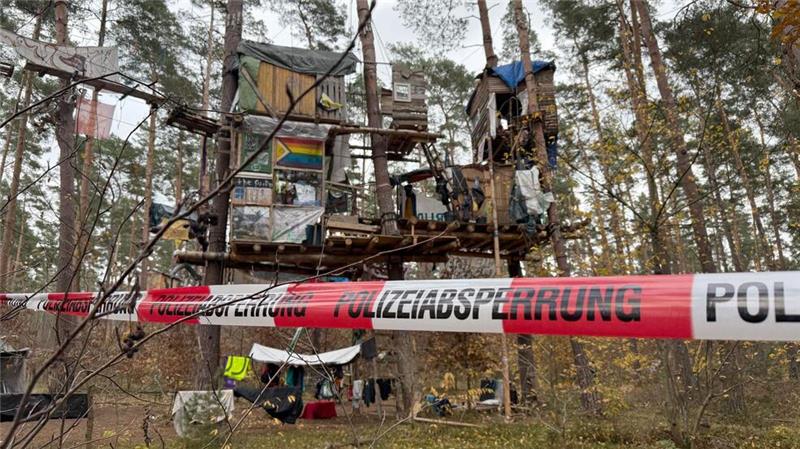 Polizei holt Tesla-Gegner in Protestcamp von Bäumen Tesla-Gegner müssen für eine Kampfmittelsondierung einen Teil ihres Protestcamps im Wald verlassen. Die Polizei ist im Einsatz.