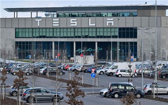 Tesla-Gigafactory Berlin-Brandenburg in Grünheide. Nach dem Anschlag auf einen Strommast übernimmt die Bundesanwaltschaft die Ermittlungen.
