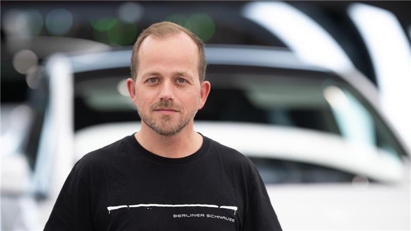 Tesla-Werksleiter André Thierig hat bei einer Betriebsratssitzung die Polizei verständigt (Archivbild).