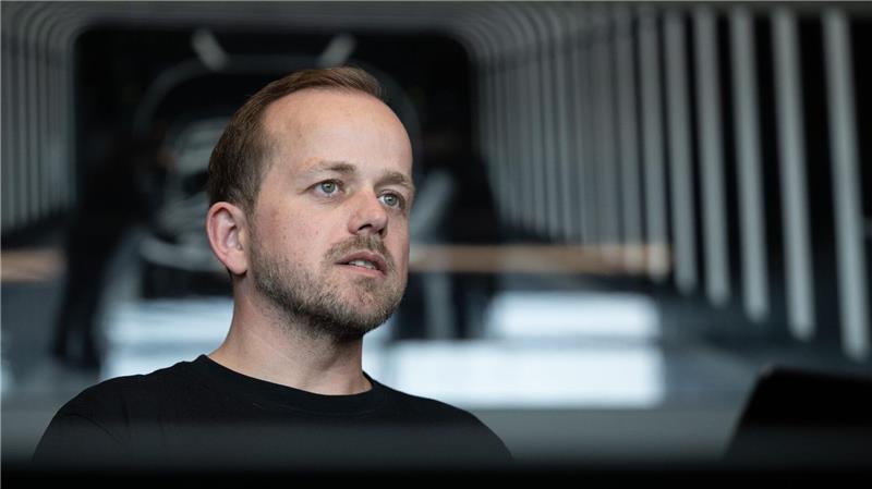 Tesla-Werksleiter André Thierig kritisiert die IG Metall, die Vorwürfe zurückweist. (Archivbild)