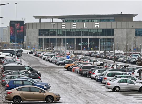 Tesla hatte die Autofertigung am 29. Januar wegen der Angriffe der jemenitischen Huthi-Miliz auf Schiffe im Roten Meer ruhen lassen.
