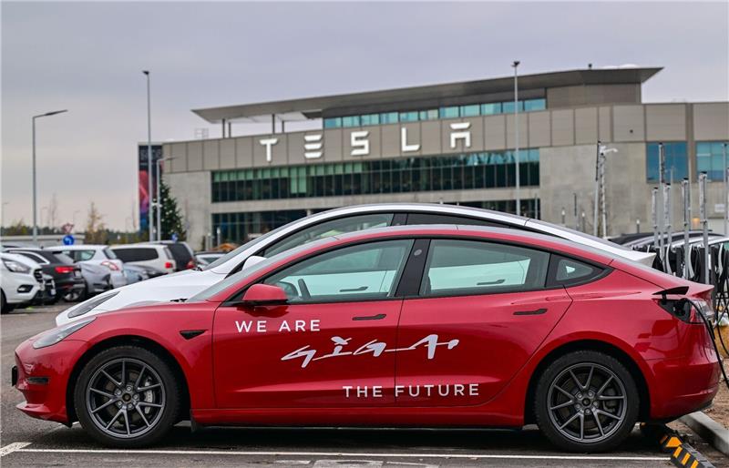 Tesla kritisierte das Aus der Kaufprämie für E-Autos durch den Bund.
