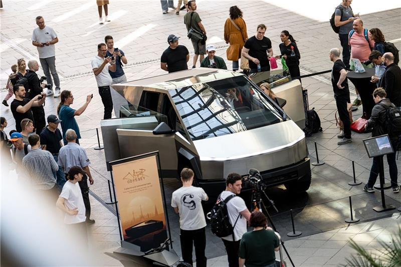Teslas Cybertruck in der Mall of Berlin. Das Fahrzeug wird ab dieser Woche bis zum 7. Juli an über 100 Standorten in 20 Ländern zu sehen sein.