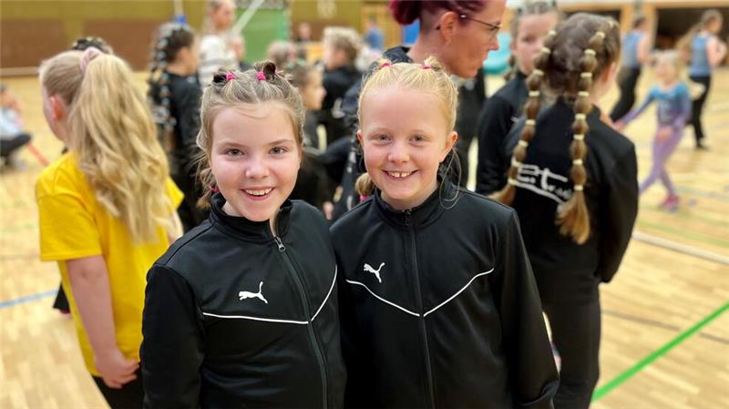 Tessa Bartel (l.) und Madita Fölz warten voller Vorfreude vor ihrem großen Auftritt.