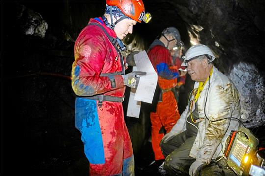 Test für die Telenotfallmedizin: Die Bergwacht Harz bei einem Übungseinsatz unter Tage im Welterbe Erzbergwerk Rammelsberg mit dem Rettungsdienst des Landkreises. Foto: Stefan Sobotta / Bergwacht Harz