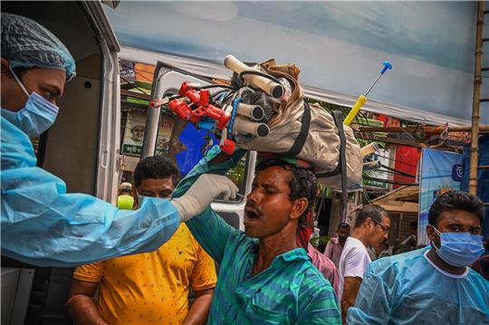 Testen reicht nicht mehr: Indien will mit einer neuen Impfkampagne die Bevölkerung vor schweren Verläufen schützen. Foto: Dibyangshu/afp