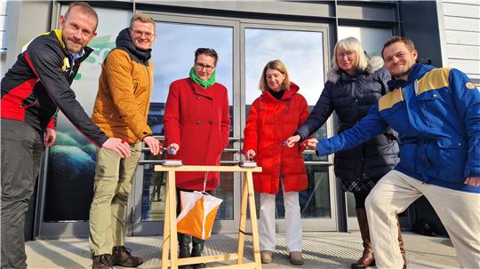 Testen schon einmal das elektronische Registrierungssystem an einem beispielhaften Streckenposten vor der TU Clausthal (v.l.): MTK-Vorsitzender Eike Bruns, Dr. Sebastian Sdrenka als Leiter des Sportinstituts, Universitätspräsidentin Dr. Sylvia Schattauer, Bürgermeisterin Petra Emmerich-Kopatsch, Prof. Heike Schenk-Mathes aus dem Präsidium und Stefan Marxen als kommissarischer Leiter des Hochschulsports.