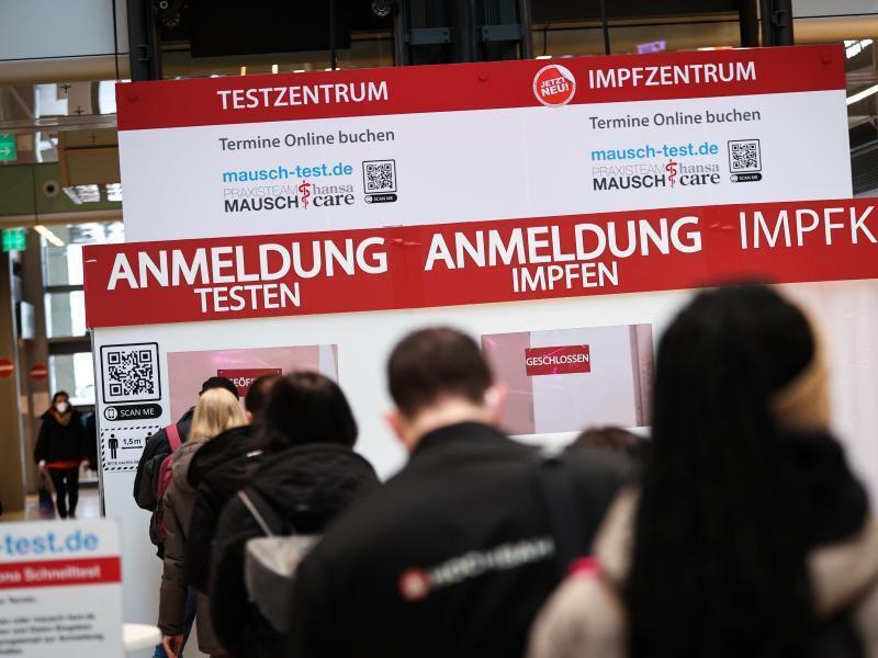 Erneut Höchstwerte bei Neuinfektionen und Inzidenz Testkapazitäten und Gesundheitsämter sind vielerorts am Limit. Foto: Christian Charisius/dpa