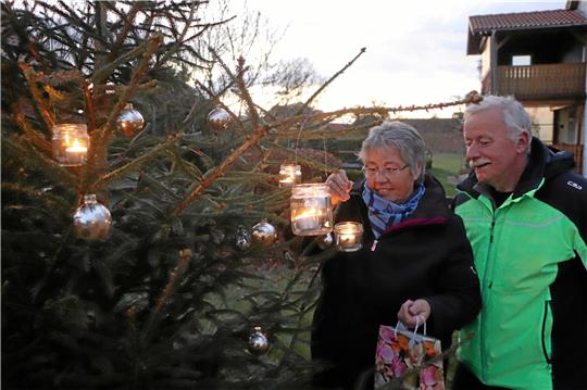 Testlauf für den Advent: Ilona Lorenz und Bodo Munka testen, wie der Bodensteiner Weihnachtsbaum mit der selbst gefertigten Beleuchtung aussieht.  Foto: Gereke