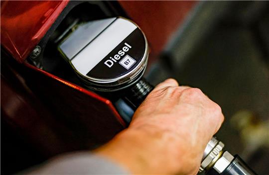 Teure Angelegenheit: Diesel kostet pro Liter im bundesweiten Durchschnitt des Dienstags 1,838 Euro.