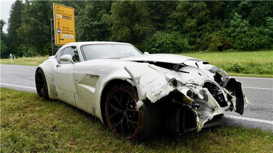 Teurer Unfall: Auf regennasser Straße prallt der Luxuswagen gegen die Leitplanke.