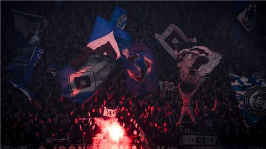 Teures Spiel der Fans mit dem Feuer: HSV muss viel Geld für die Pyroshow seiner Anhänger bezahlen. (Archivbild)