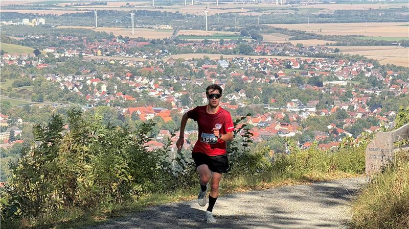 Bergauf für einen guten Zweck: So lief der Canossa-Benefiz-Berglauf Teve Scholdwin aus Goslar gewinnt den Canossa-Benefiz-Berglauf.