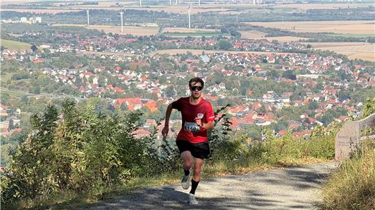 Teve Scholdwin aus Goslar gewinnt den Canossa-Benefiz-Berglauf.