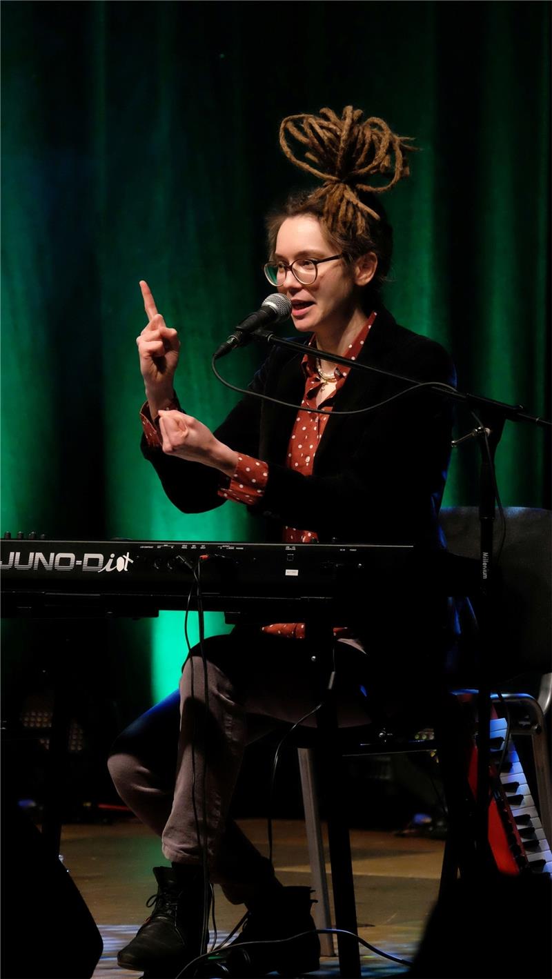 Goslarer Kulturkraftwerk: Fee Badenius und Marie Diot zu Gast Texte ohne erhobenen Zeigefinger, Klavierspiel mit Ein-Finger-Suchsystem: Marie Diot.