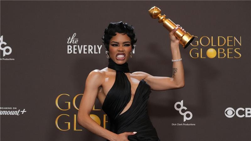 Teyana Taylor mit ihrer Auszeichnung für „One Battle After Another“. 