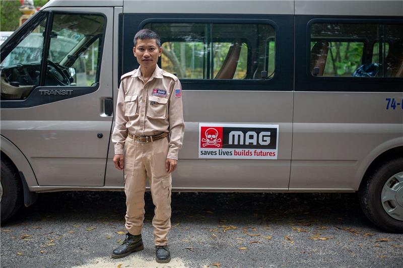 Wie Vietnam gegen die Spuren des Krieges kämpft Thai Van Ninh arbeitet seit 2015 für MAG. Als er sechs Jahre alt war, wurde sein 12-jähriger Bruder auf dem Heimweg von der Schule durch nicht explodierte Sprengkörper getötet.