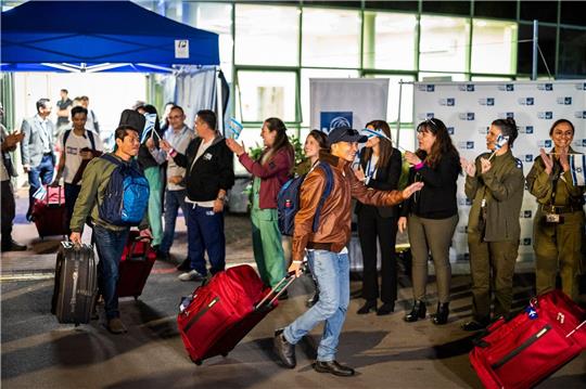 Thailändische Arbeitsmigranten besteigen nach dem Verlassen des Krankenhauses einen Bus. Sie sind nach über 50 Tagen Hamas-Gefangenschaft freigelassen worden.