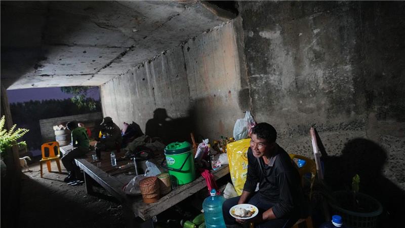 Thailändische Einwohner suchen Schutz vor Kämpfen an der Grenze zu Kambodscha in einem Schutzraum. (Foto aktuell)