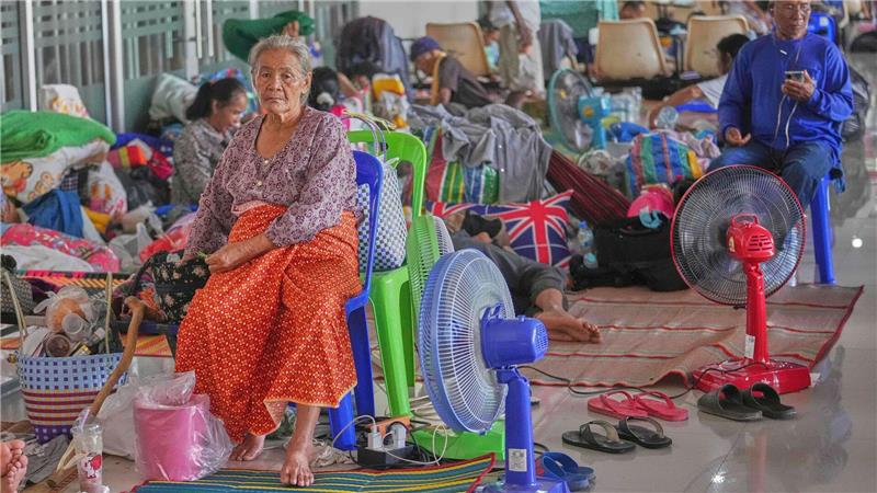 Bilder des Tages Thailändische Menschen, die nach den Zusammenstößen zwischen thailändischen und kambodschanischen Soldaten aus ihren Häusern geflohen sind, ruhen sich in einem Evakuierungszentrum in der thailändischen Provinz Surin aus.
