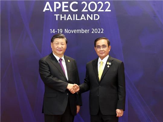 Thailands Premierminister Prayut Chan-o-cha empfängt den chinesischen Präsidenten Xi Jinping in Bangkok.