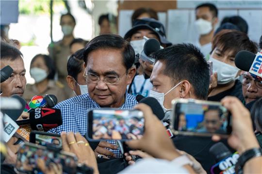 Thailands Premierminister Prayut Chan-o-cha zieht sich zurück.