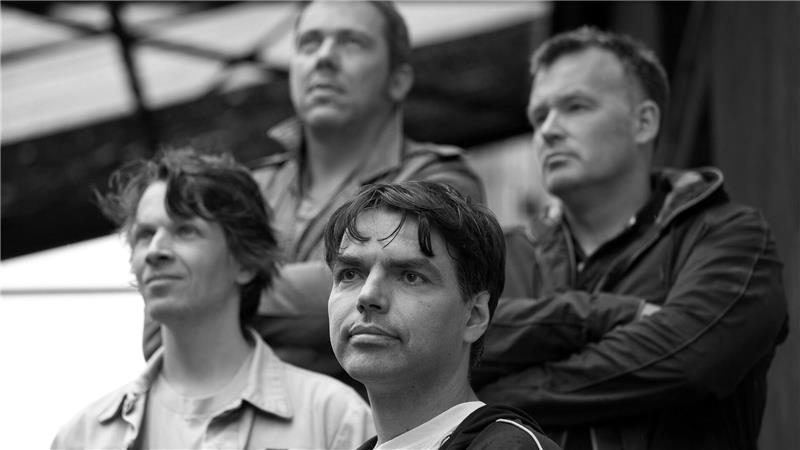 Vier Männer, schwarz/weiß-Bild.