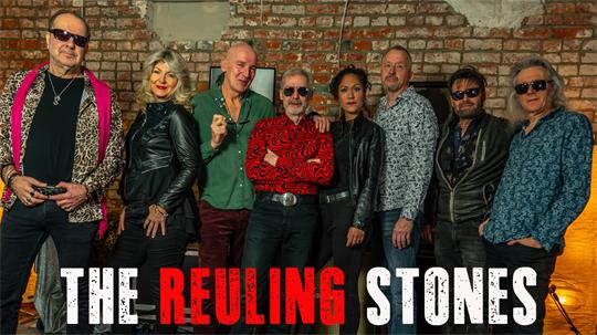 Acht Personen haben sich für ein Foto aufgestellt, 