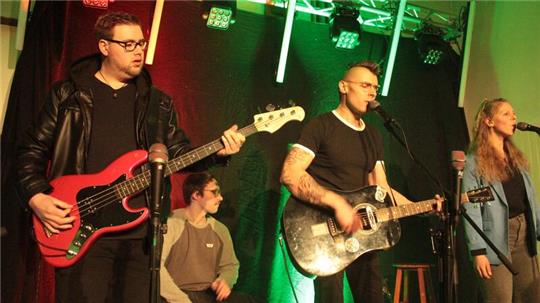 The Sidekicks sorgten mit Felix Rinke am Bass, Ricardo Freymuth am Cajon, Timo Niehus an Gitarre und Mikrofon und Sängerin Mandy Geers für gute Stimmung.
