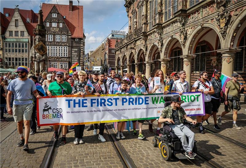 So viele Prides wie noch nie - und mehr sichtbare Hassgewalt «The first pride was a riot» steht auf diesem Transparent beim Pride-Demonstrationszug durch Bremen.