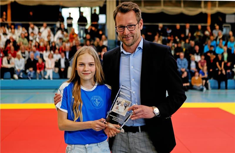 Ein verspäteter Salto und barfuß am Mikro Thea Wedde ist ganz baff, als sie GZ-Verleger Philipp Krause als „Nachwuchssportlerin des Jahres 2023“ auszeichnet.
